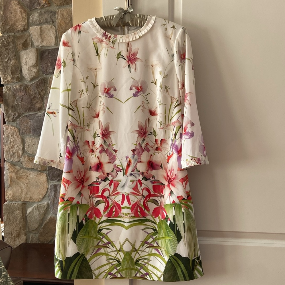 EUC! Ted Baker of London floral shift dress. Size 3 (US 6). Updated feminine!